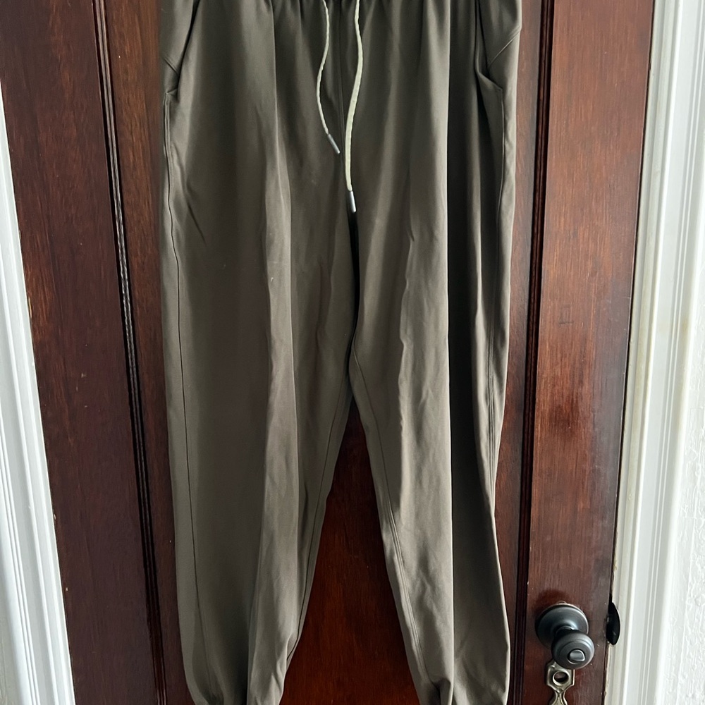 Women’s Lululemon Active Olive green Joggers size 8